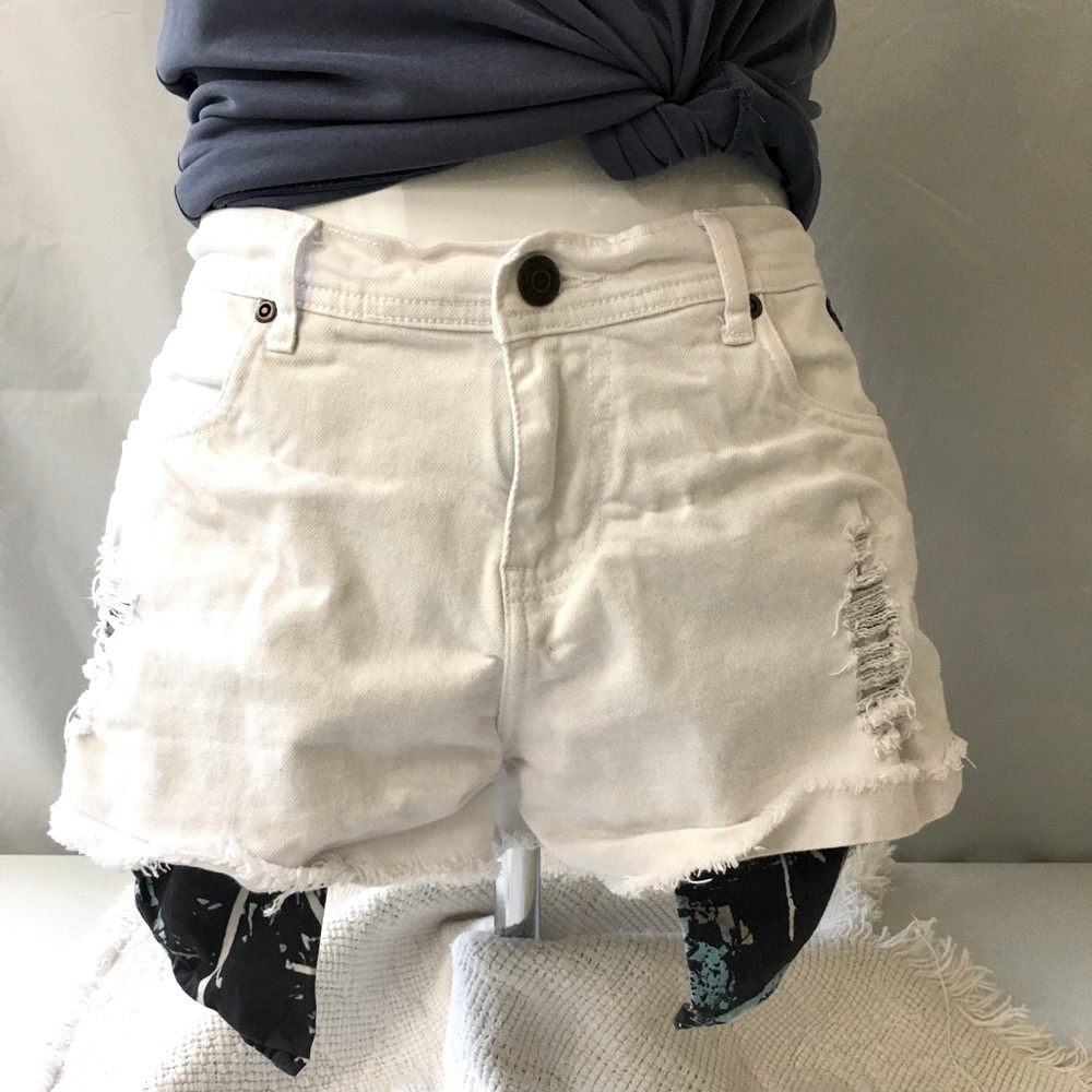 Muddy Girl Serenity Moonshine White Jean Shorts Cutoffs Women's Size 4